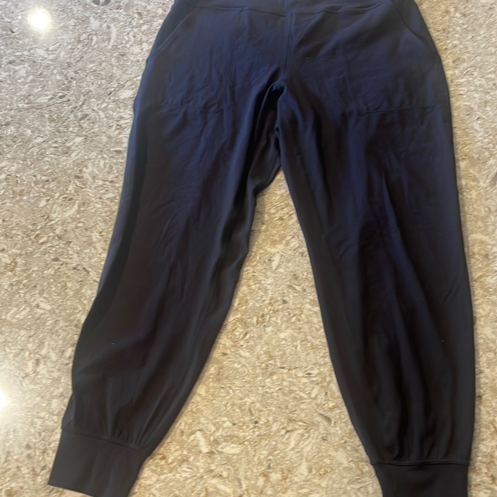 Lululemon black jogger. Pockets
